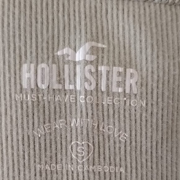 Hollister Olive Short Sleeve V-Neck Top - Picture 5 of 5